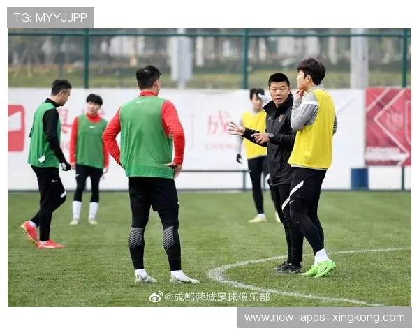 成都蓉城中距离打门颇有威胁,擦柱偏出